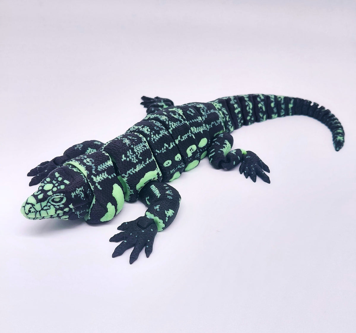 Glowing Articulated Tegu Lizard – 3D Printed Realistic Reptile Figure, Flexible Poseable Animal Toy, Collectible Desk Decor, Sensory Fidget, Gift for Reptile Lovers (Green)